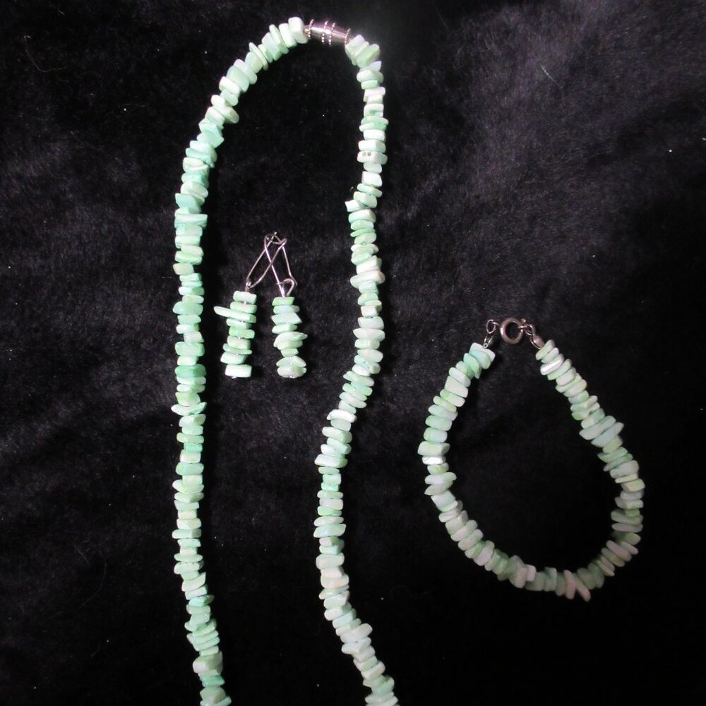Retro Beachy Green Shell Necklace Bracelet and Earring Set